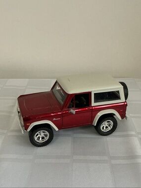 Model Ford Bronco red and white